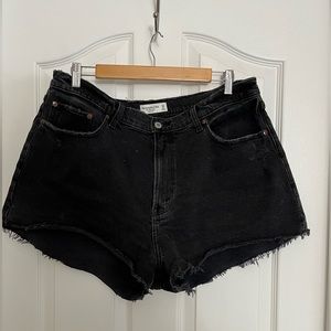 Abercrombie & Fitch High Rise Mom Shorts in Black Size 33 | 16 Distressed Denim